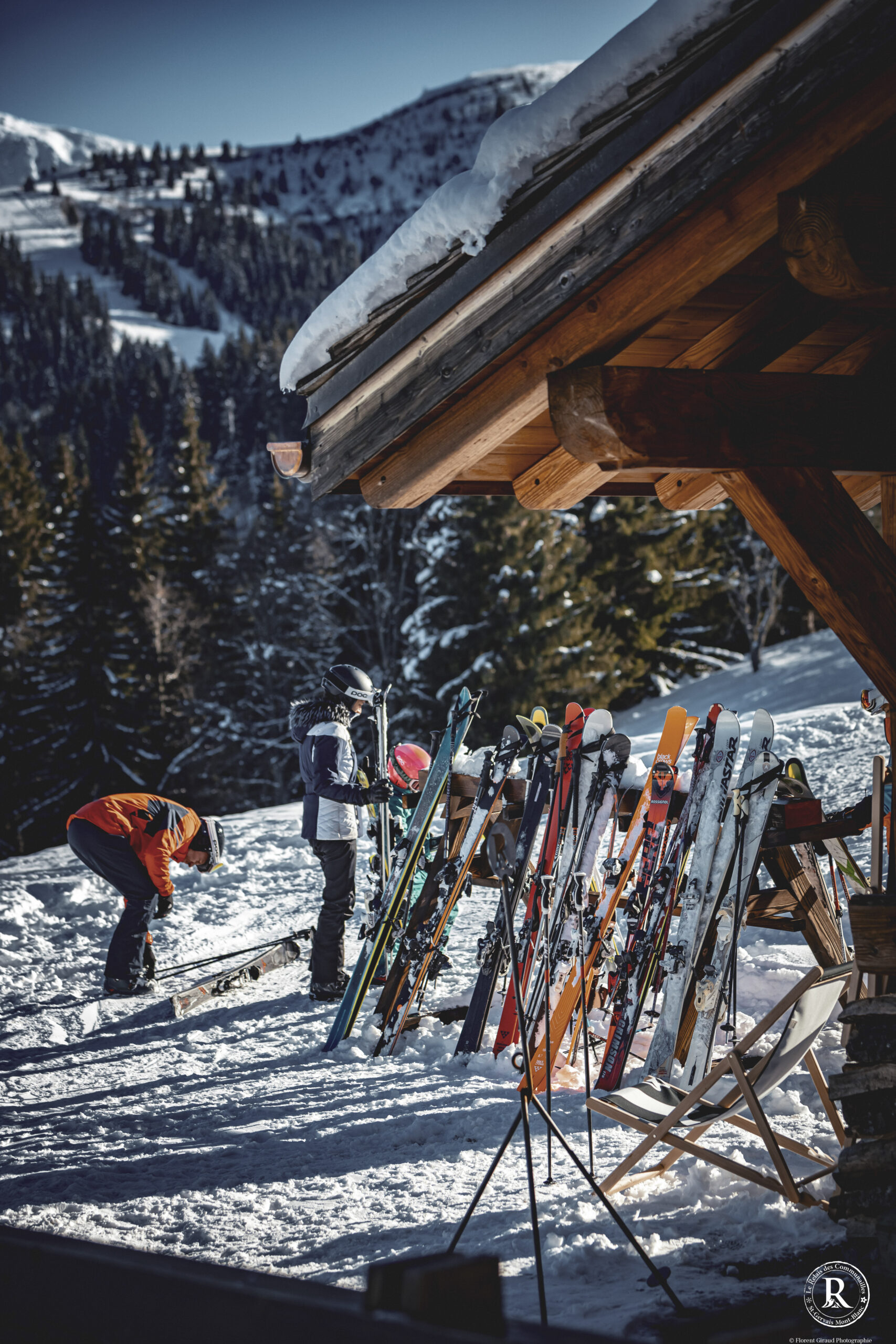 L'après-ski au Relais des Communailles sur notre terrasse offrant une vue panoramique sur le Mont-Blanc.