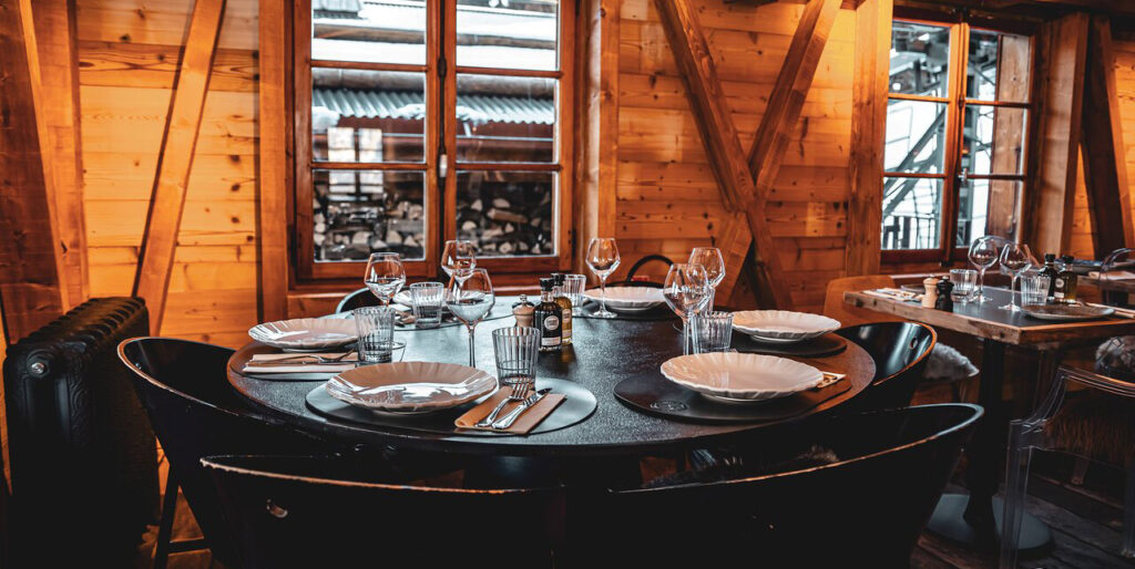 Intérieur du restaurant à côté de l'espace Lounge proposant une vue panoramique sur le Mont-Blanc.