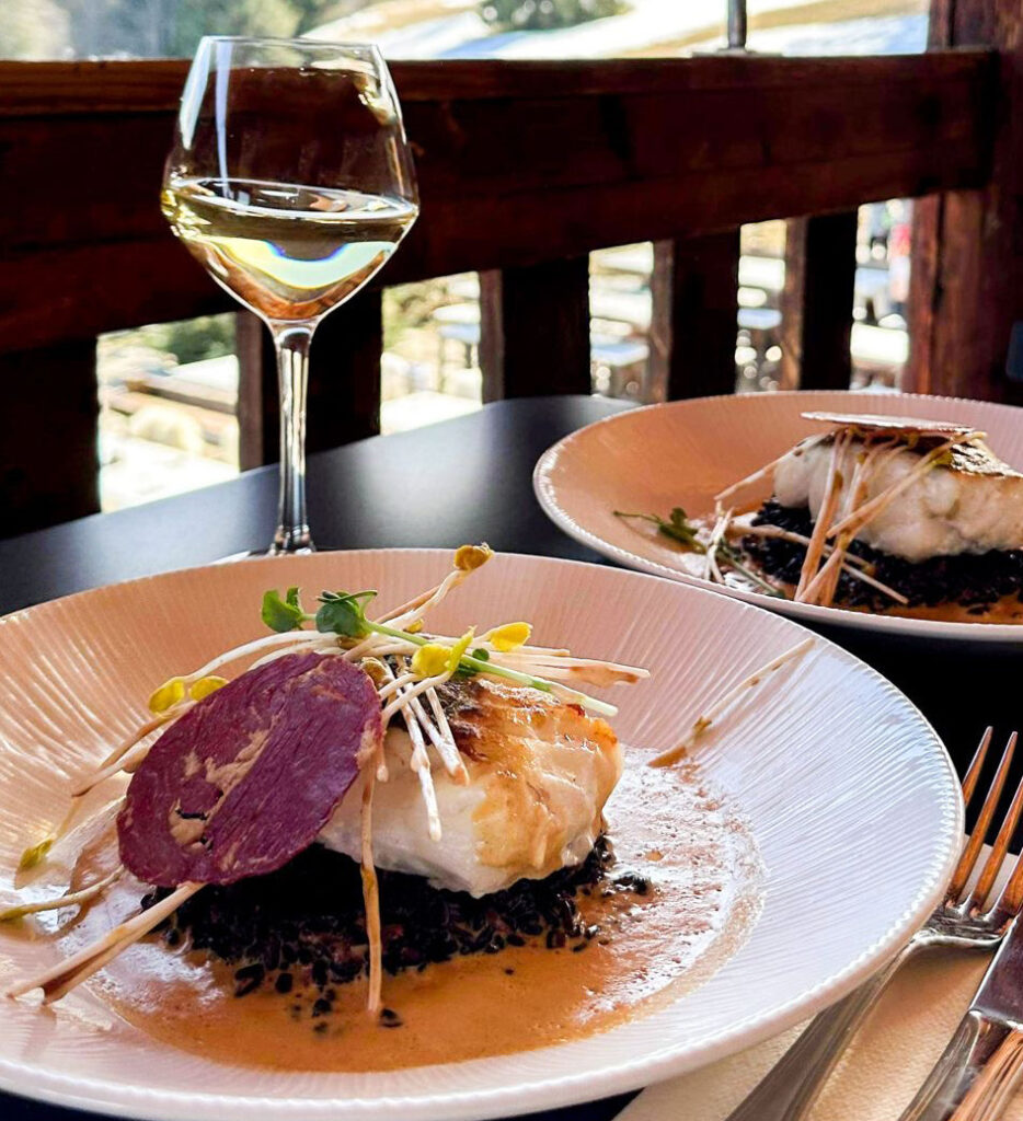 Plat gastronomique à Saint-Gervais sur notre balcon offrant une vue panoramique sur le Mont-Blanc