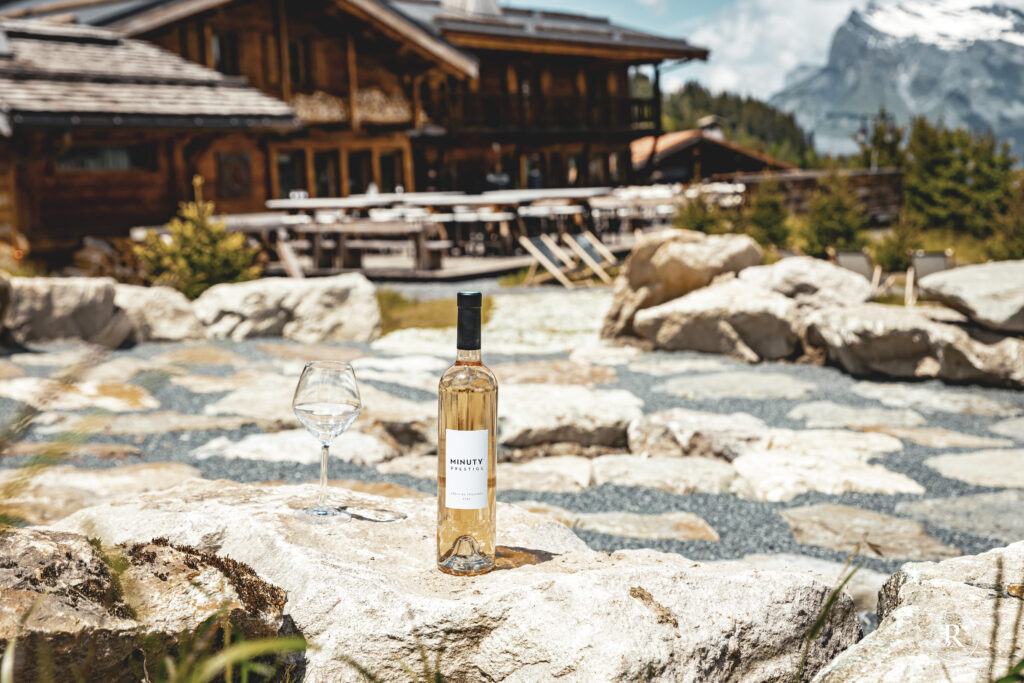 Un verre de rosé dans l'hémicycle en pierres face au Mont-Blanc