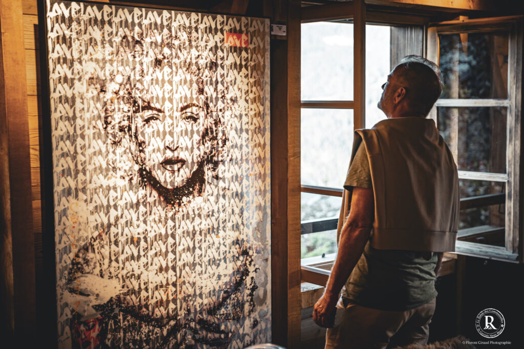Intérieur du restaurant avec l'exposition des oeuvres de Cédric Bouteiller